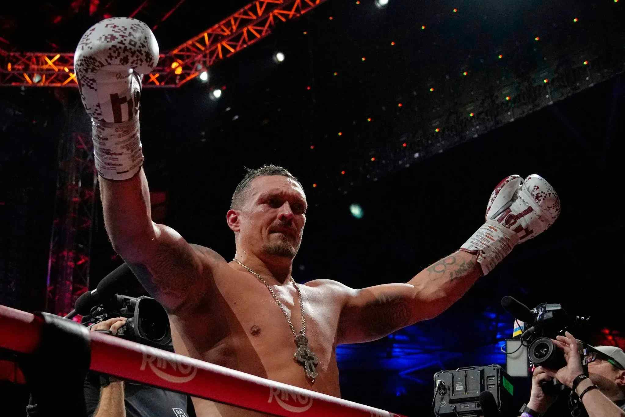 Ukraine's Oleksandr Usyk celebrates winning the undisputed world heavyweight boxing title fight against Britain's Daniel Dubois in London, July 19, 2025.